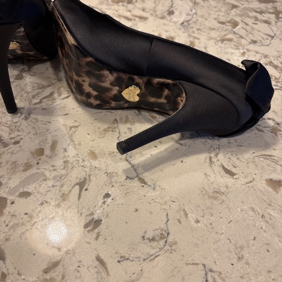 Betsey Johnson Charlie Black Satin Peep Toe Heels  Bow Detail Size 7 - Picture 5 of 5